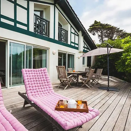 Oceanfront With Terrace And Garden In بيدار