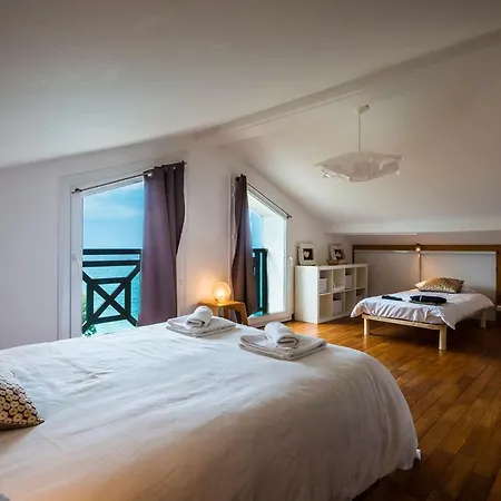 Oceanfront With Terrace And Garden In بيدار
