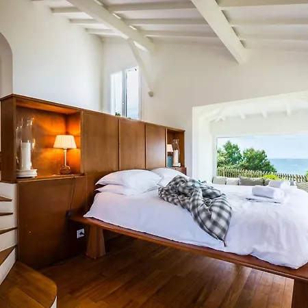 Oceanfront With Terrace And Garden In Villa *